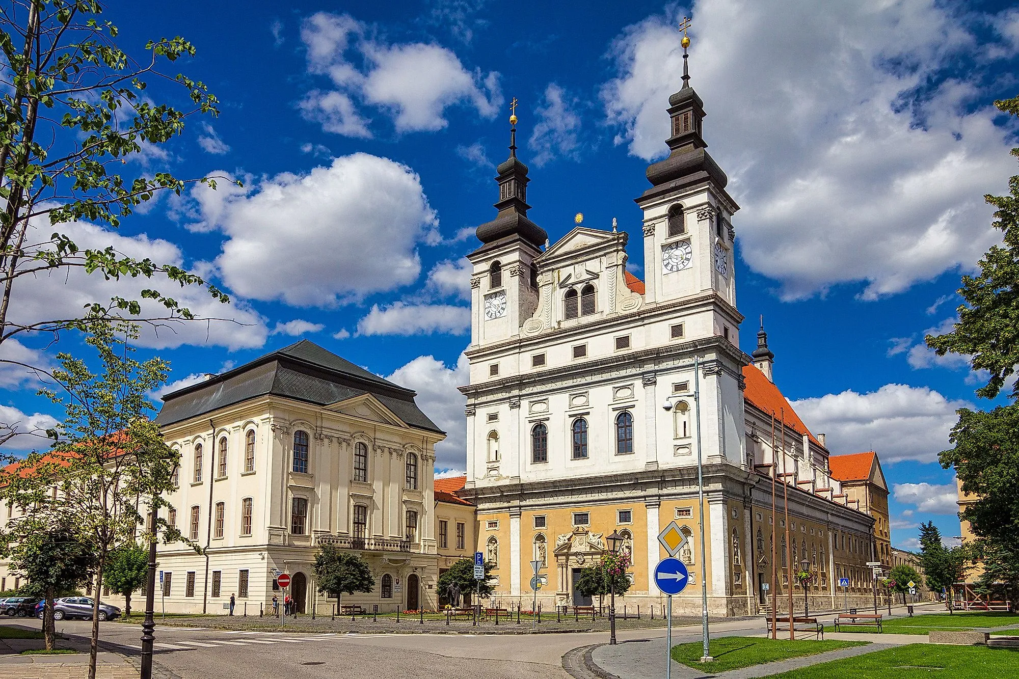 Barokní katedrála svatého Jana Křtitele v Trnavě na Slovensku pod modrou oblohou