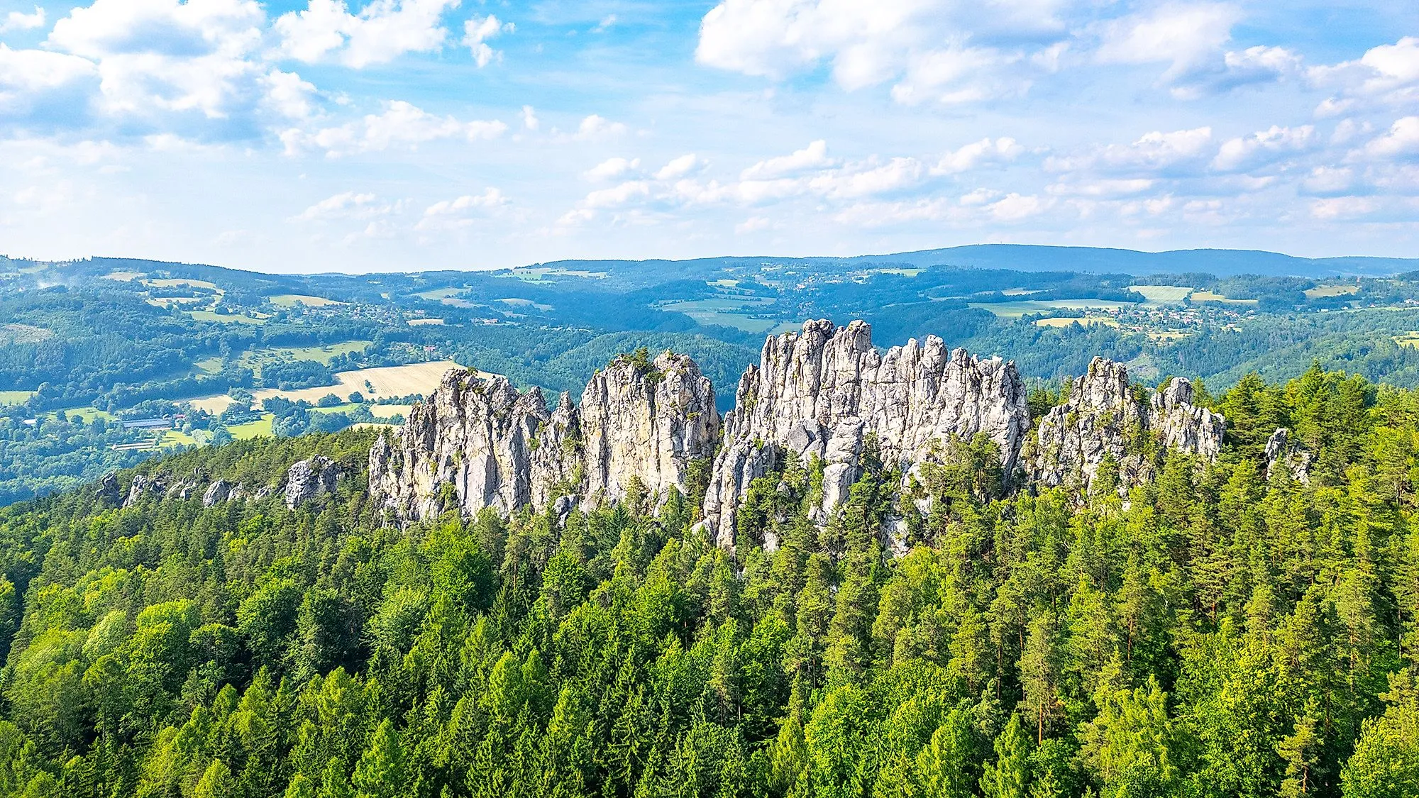 Felsformation Suché Skály im Böhmischen Paradies umgeben von grünen Wäldern.