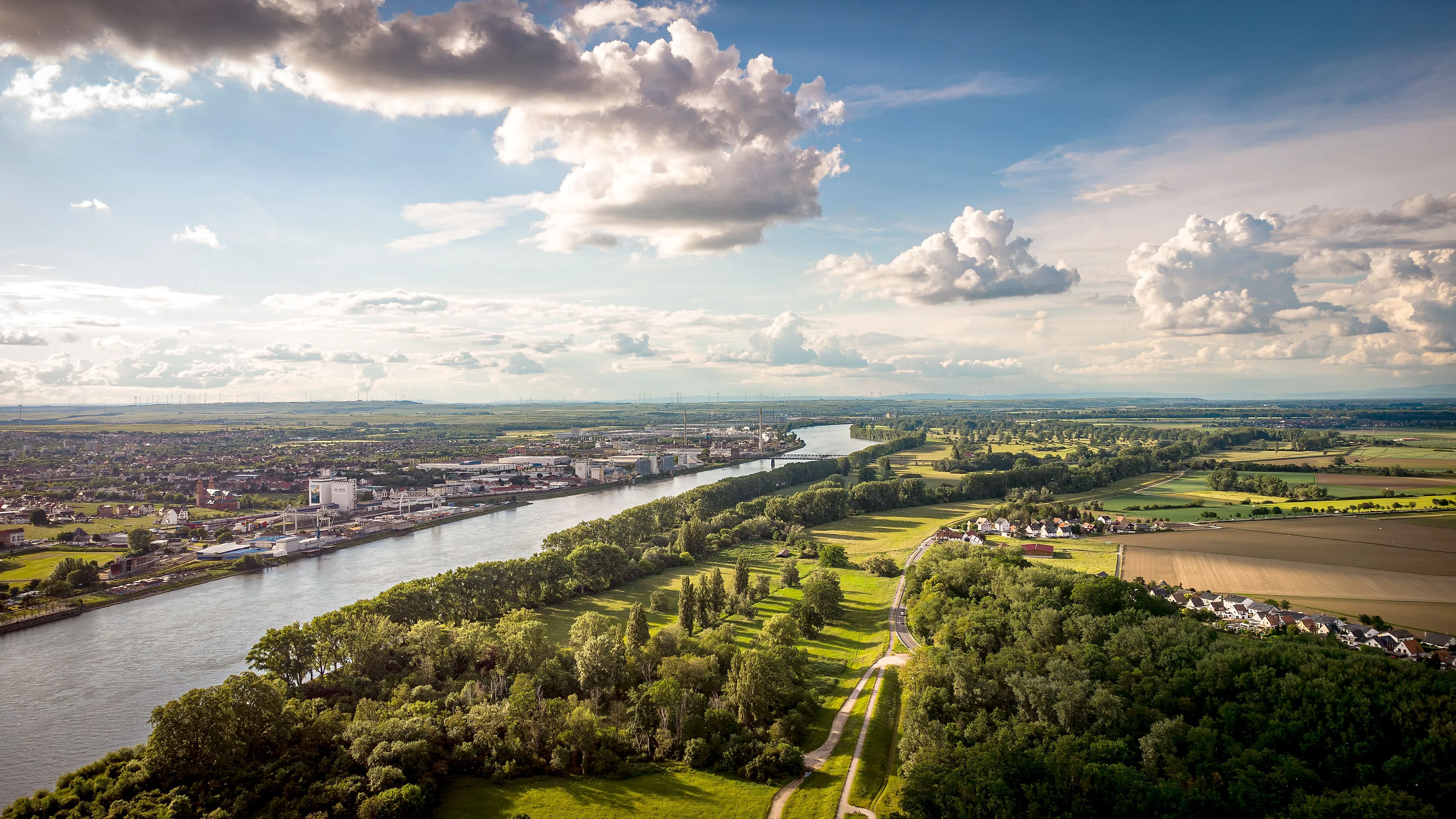 Uitgestrekt panorama van het Rijndal bij Worms met de loop van de rivier, velden en dorpen.