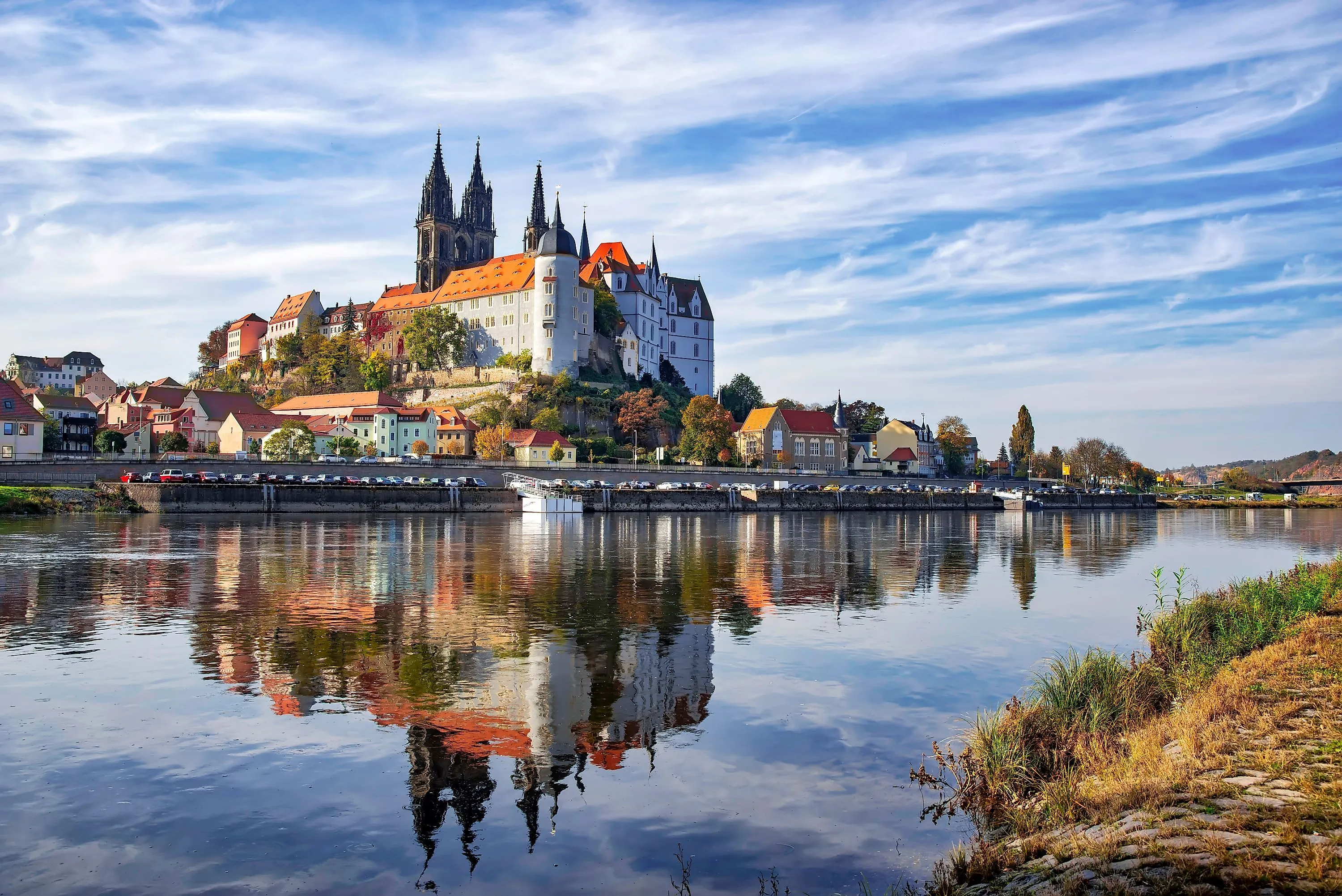 Zámok Albrechtsburg Meissen s katedrálou a starým mestom na Labe, odraz vo vode