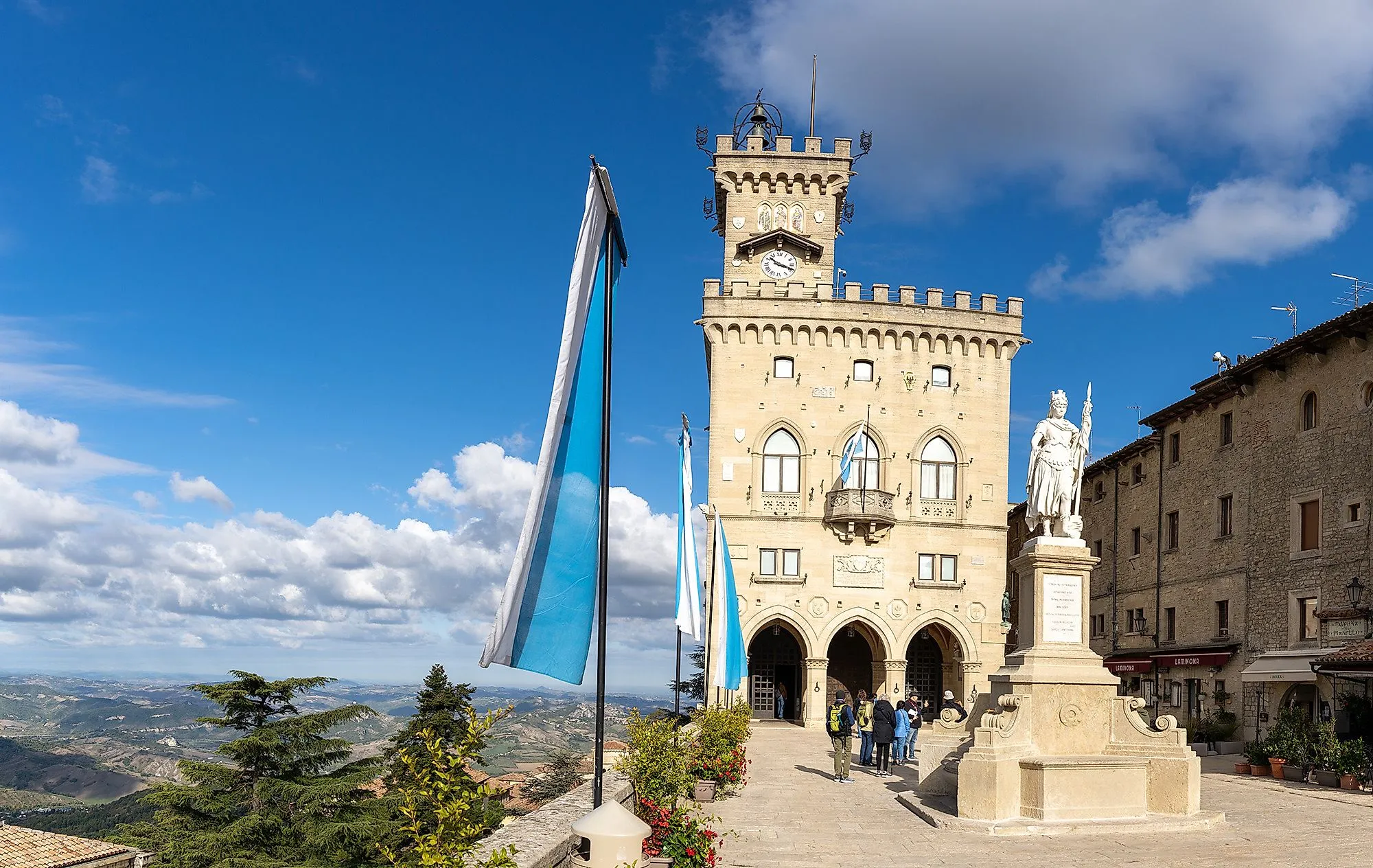 El Palazzo Pubblico de San Marino, sede del Gobierno, con una estatua de la libertad y amplias vistas de la campiña circundante.