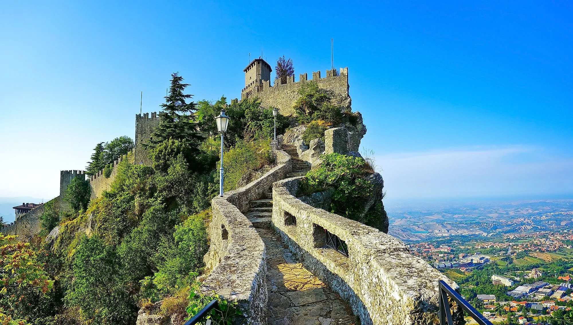 Panoramablick auf die historische Festung Guaita in San Marino mit Blick über das hügelige Umland.