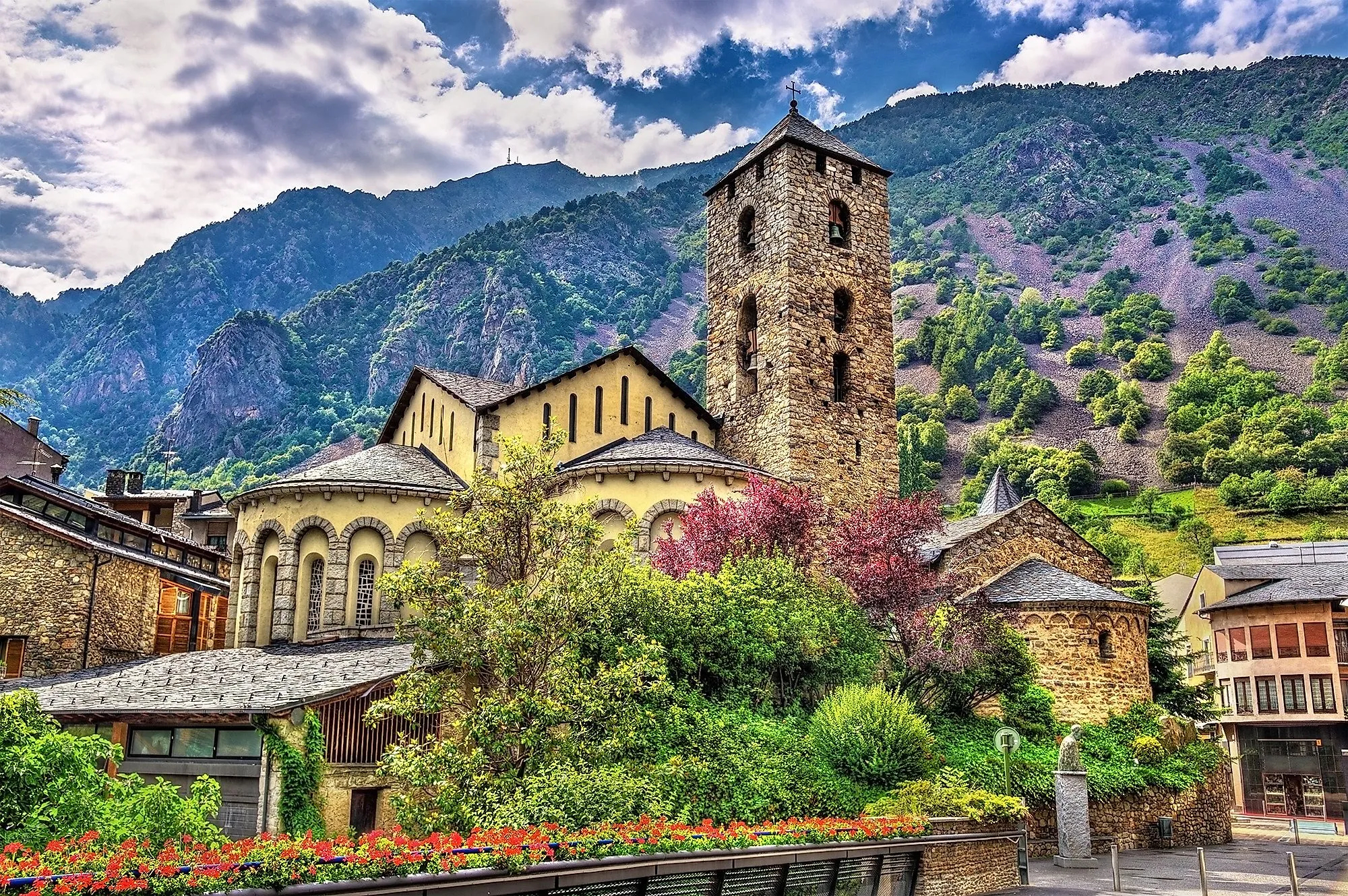 Iglesia histórica de Sant Esteve en Andorra la Vella con el verde de las montañas como telón de fondo