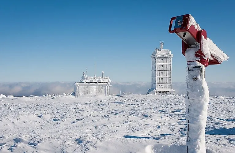 Station sommitale enneigée sur le Brocken avec point de vue couvert de givre dans le Harz.