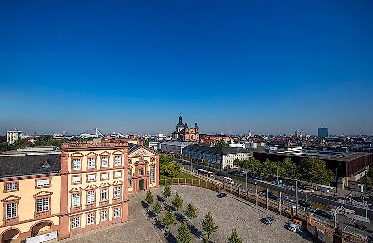 Schloss Mannheim met de Jezuïetenkerk op de achtergrond en een prachtig uitzicht over het stadscentrum