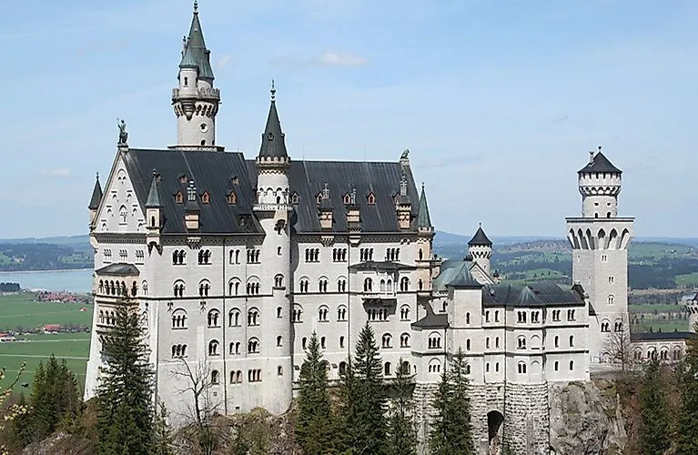 Le château de conte de fées de Neuschwanstein à la lumière du jour avec vue sur les Préalpes