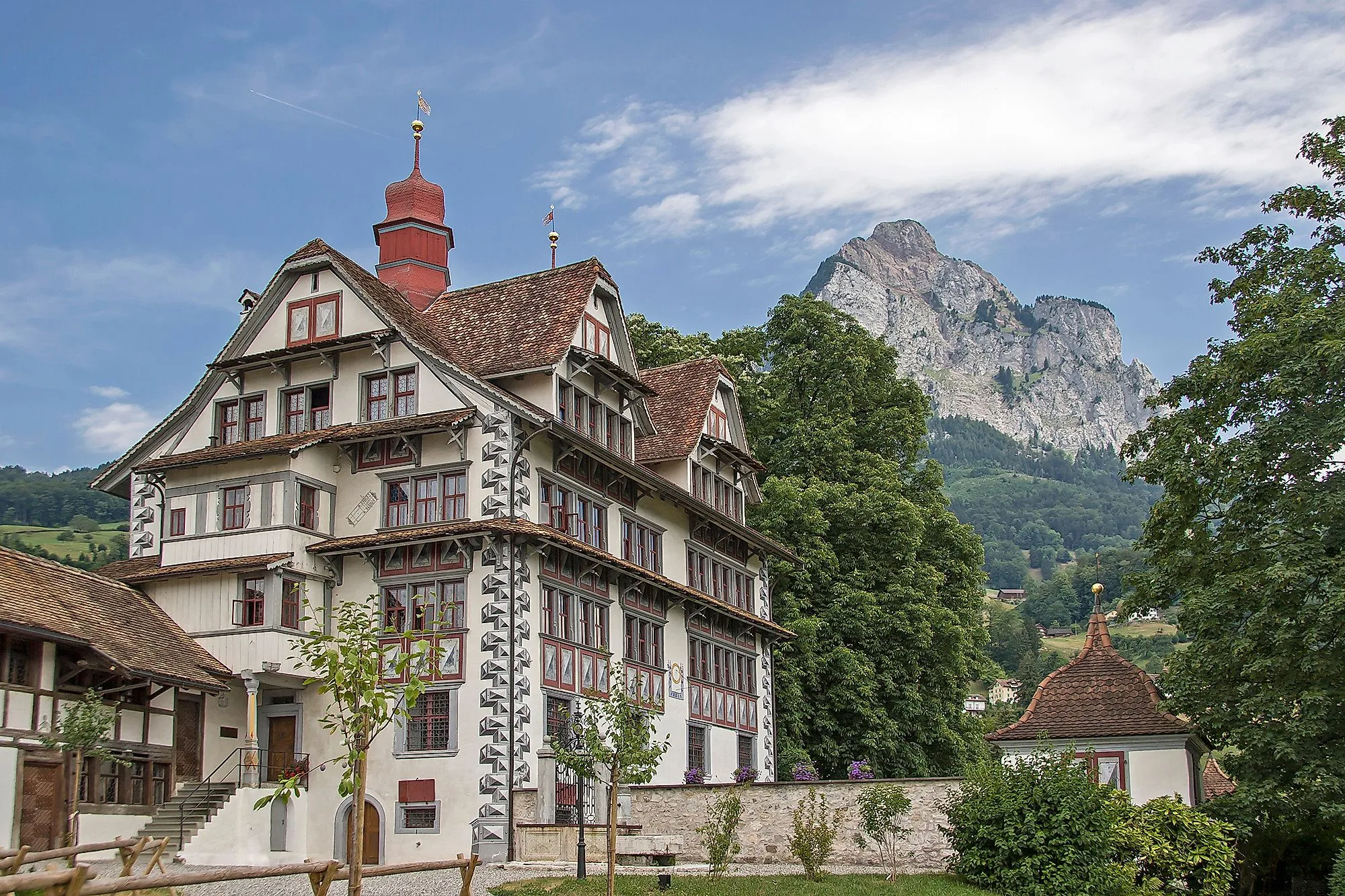 Maison historique Ital-Reding à Schwyz devant le rocher marquant des Mythens