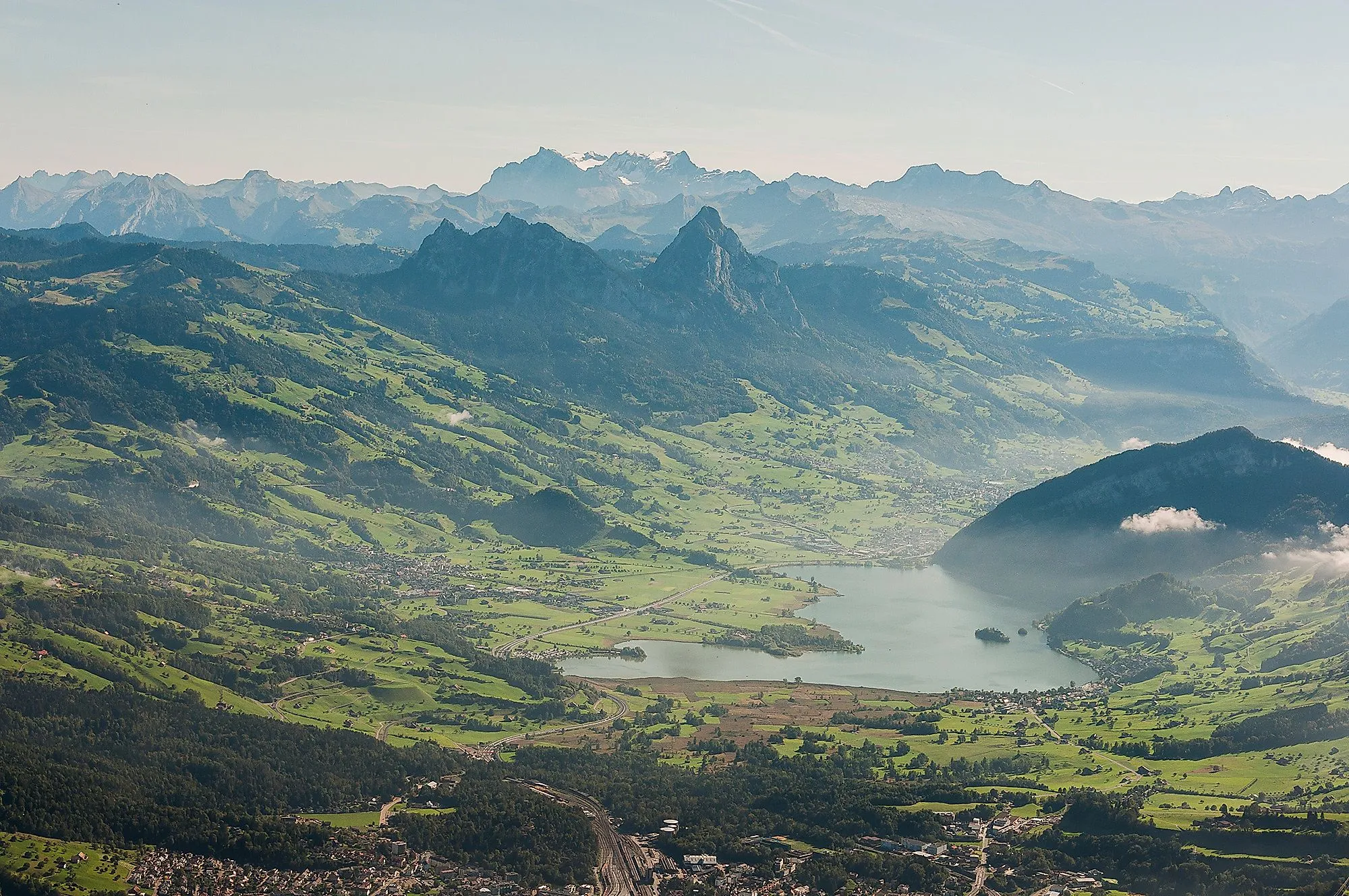 Panorama von der Rigi auf den Lauerzersee und grüne Täler im Kanton Schwyz