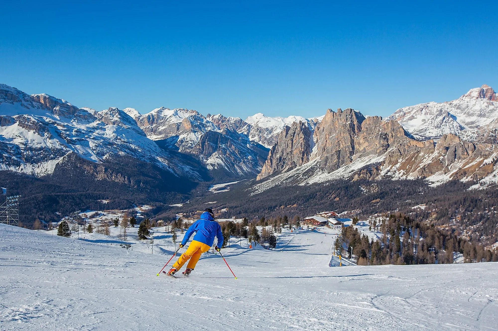 Skiërs op een piste in Cortina d'Ampezzo met uitzicht op de besneeuwde Dolomieten in Veneto.
