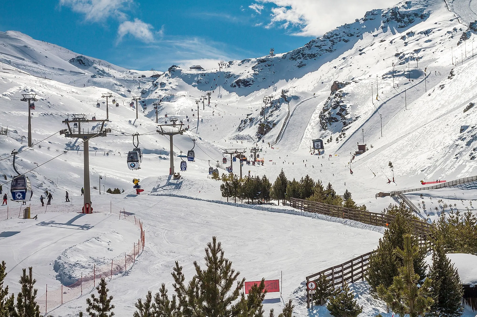 Lyžařské středisko Sierra Nevada se sedačkovými lanovkami, sjezdovkami a zasněženými vrcholy
