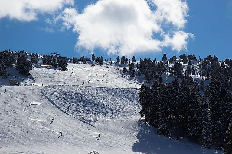 sciatori su una pista innevata e soleggiata nella Zillertal Arena, vicino a Wald im Pinzgau.
