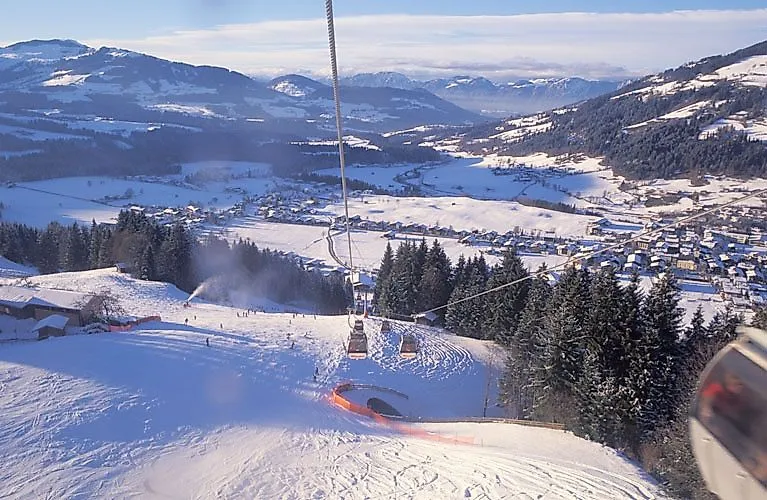 Vista de Ellmau en invierno con pistas cubiertas de nieve y telecabina en el SkiWelt Wilder Kaiser.