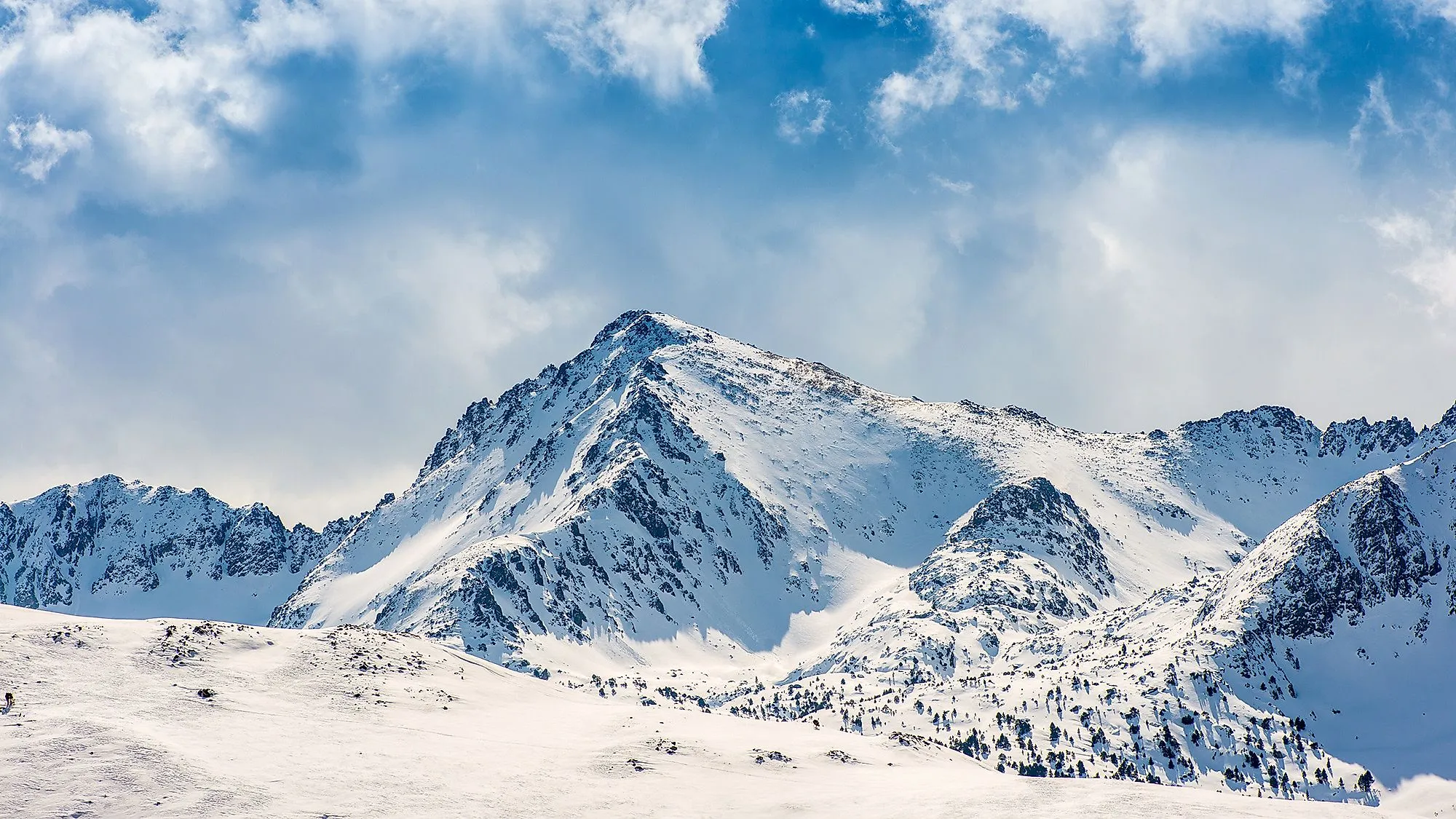 Verschneite Berge im Skigebiet Grandvalira in Andorra mit tiefblauem Himmel im Winter