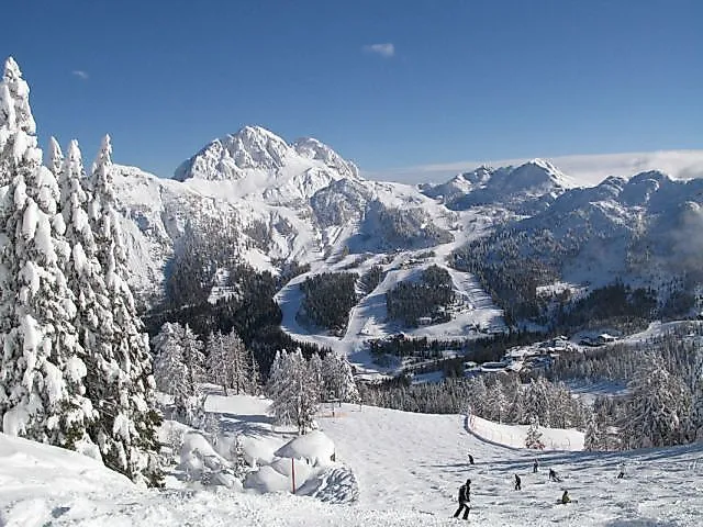 Montagnes et pistes de ski enneigées dans le domaine skiable de Hermagor en Carinthie