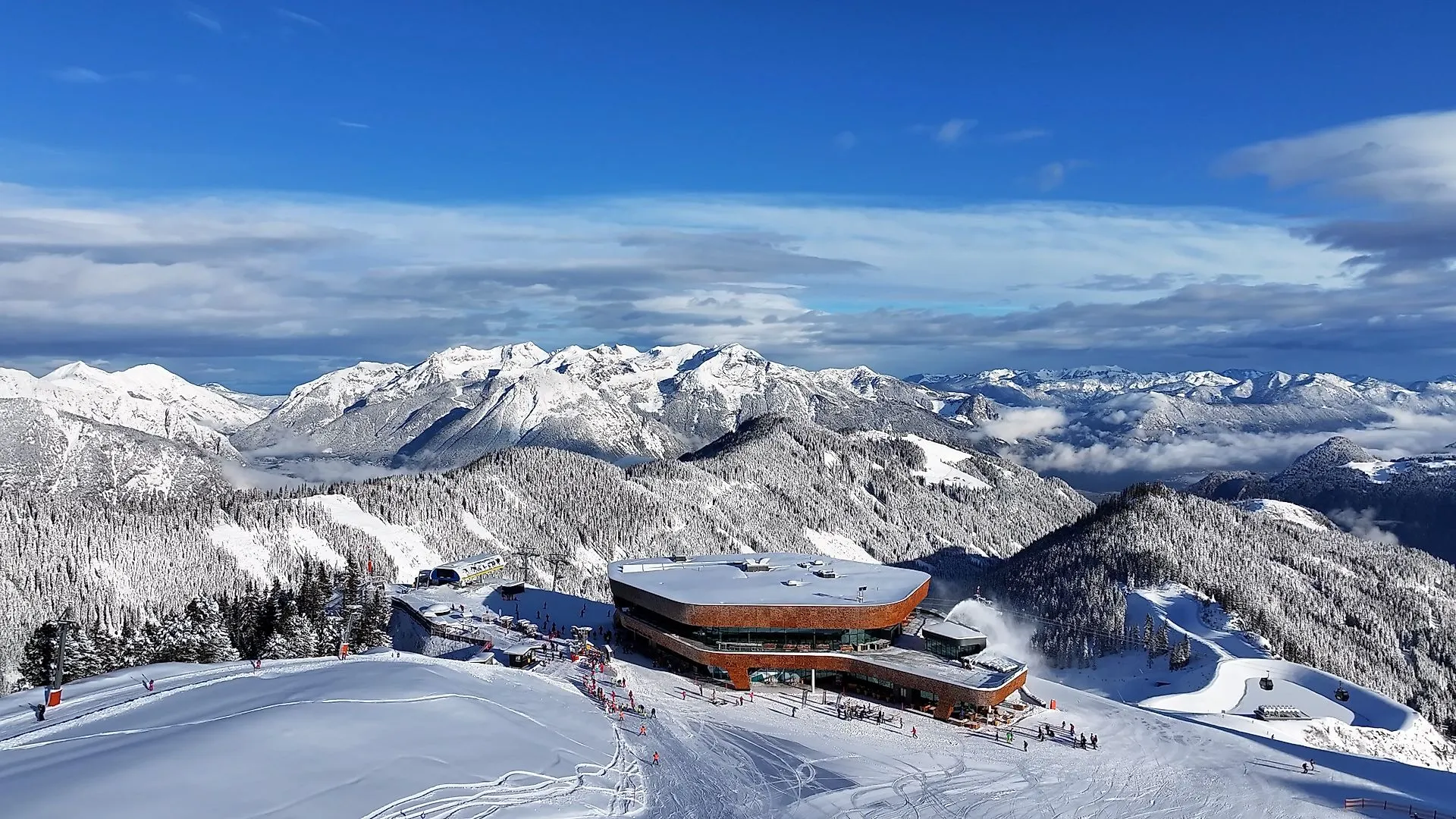 Vista aerea dell'idilliaco paesaggio invernale della Zillertal con piste e sciatori innevati