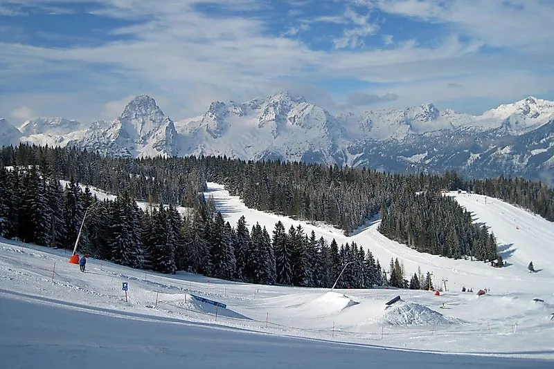 Snow-sure pistes in Hinterstoder with views of the snow-covered mountains of the Totes Gebirge in winter.