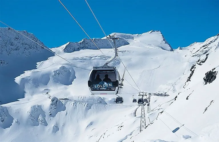 La télécabine de Sölden traverse les montagnes enneigées, prête pour une aventure hivernale inoubliable.