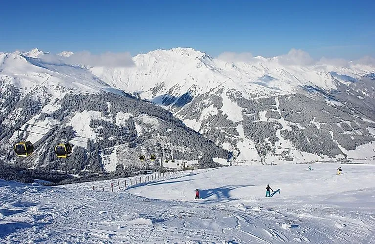 Skieurs au paradis hivernal de Bad Gastein avec télécabine et montagnes enneigées