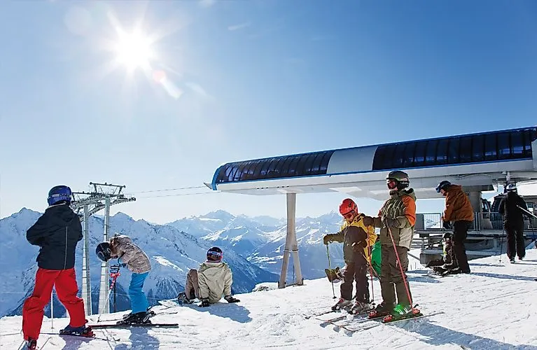Familie mit Kindern beim Skifahren an der Bergstation bei Wiler im Lötschental