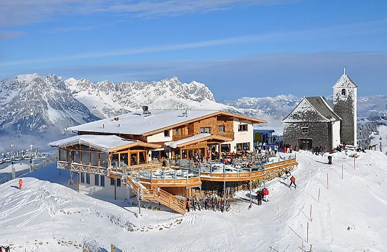 Winterliche Skihütte mit Terrasse in den verschneiten Bergen von Westendorf in der SkiWelt Wilder Kaiser