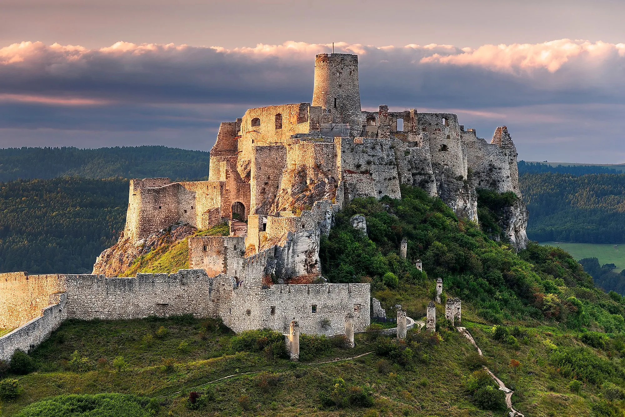 mohutné zříceniny a Spišský hrad na východním Slovensku, zapsané na seznamu světového dědictví UNESCO.