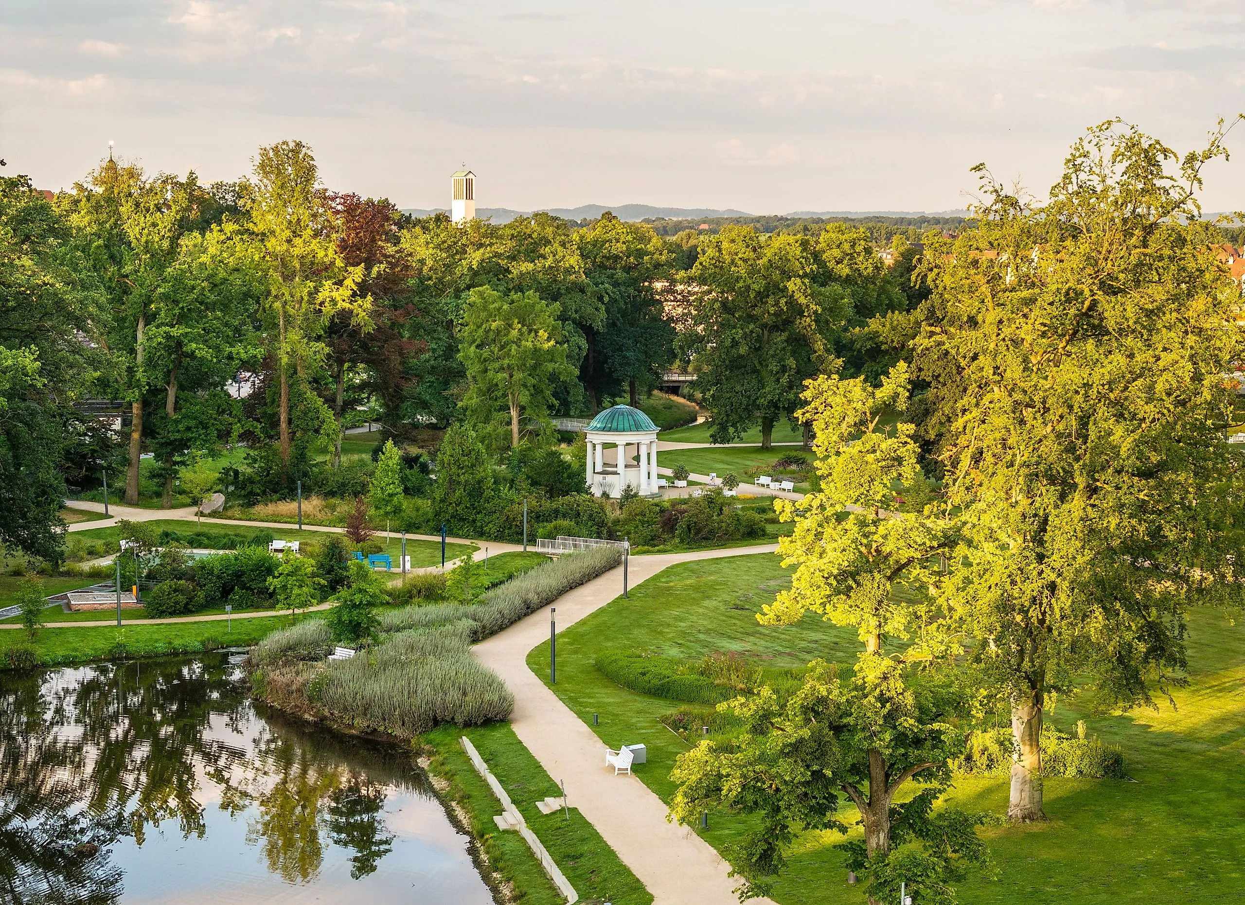 Kurpark in Bad Salzuflen mit Wandelhalle, Teich und weitläufiger Parkanlage