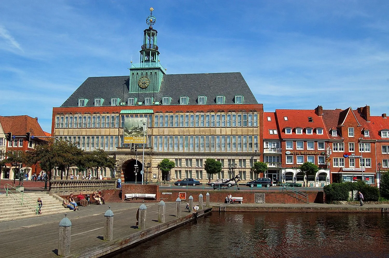 Rathaus von Emden mit Hafenblick und historischem Turm bei Sonnenschein in Ostfriesland