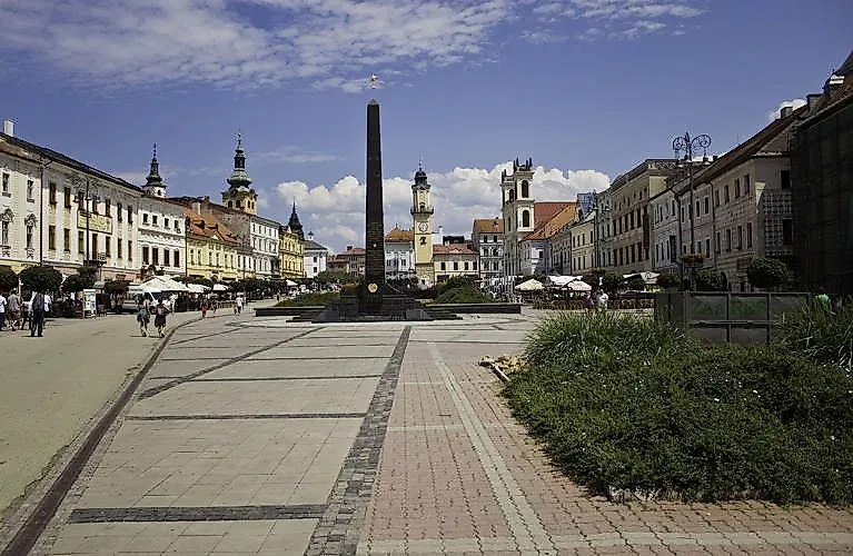 Banskobystrické centrální náměstí s obeliskem a historickými budovami - webová kamera živě ukazuje život ve městě