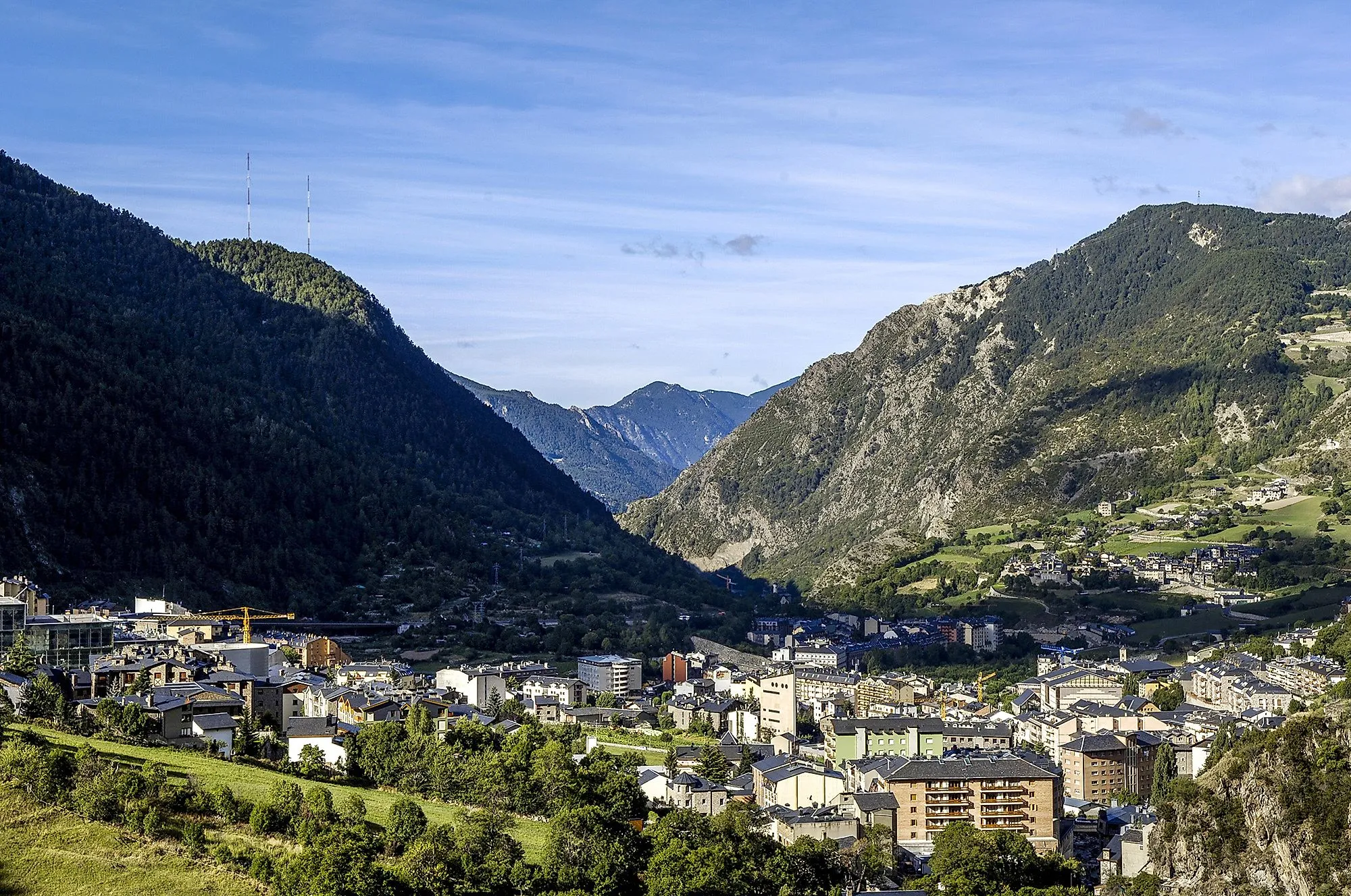 Blick auf die Stadt Encamp in Andorra eingebettet zwischen bewaldeten Bergen und Tälern