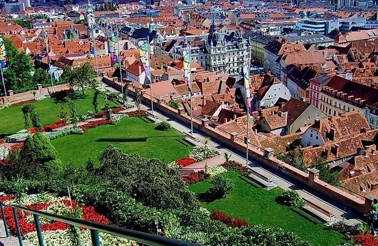 Bloeiende tuinen op de Schlossberg met uitzicht over het historische centrum van Graz.
