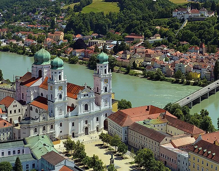 Cathédrale baroque Saint-Étienne de Passau avec ses tours à bulbe vertes sur les rives du Danube, entourée de la vieille ville et de collines verdoyantes