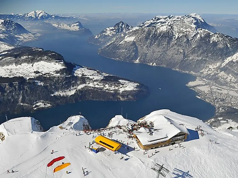 Winterliche Berglandschaft mit Skigebiet in Stoos und Blick auf den Vierwaldstättersee