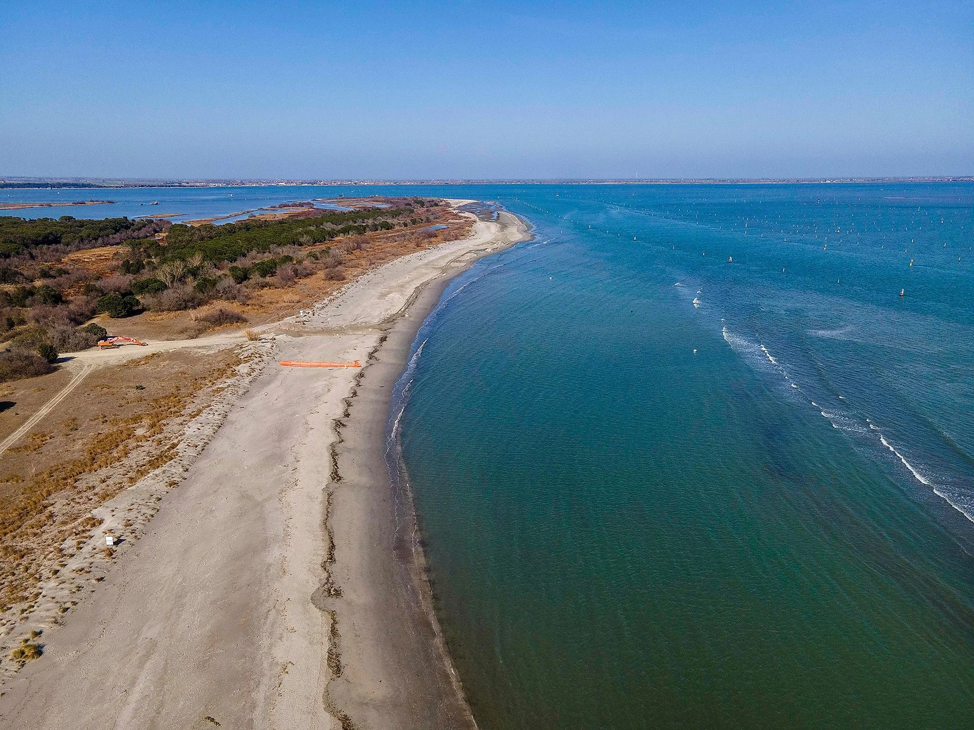 Langer Sandstrand bei Comacchio an der Adria mit Blick auf Dünen und Meer