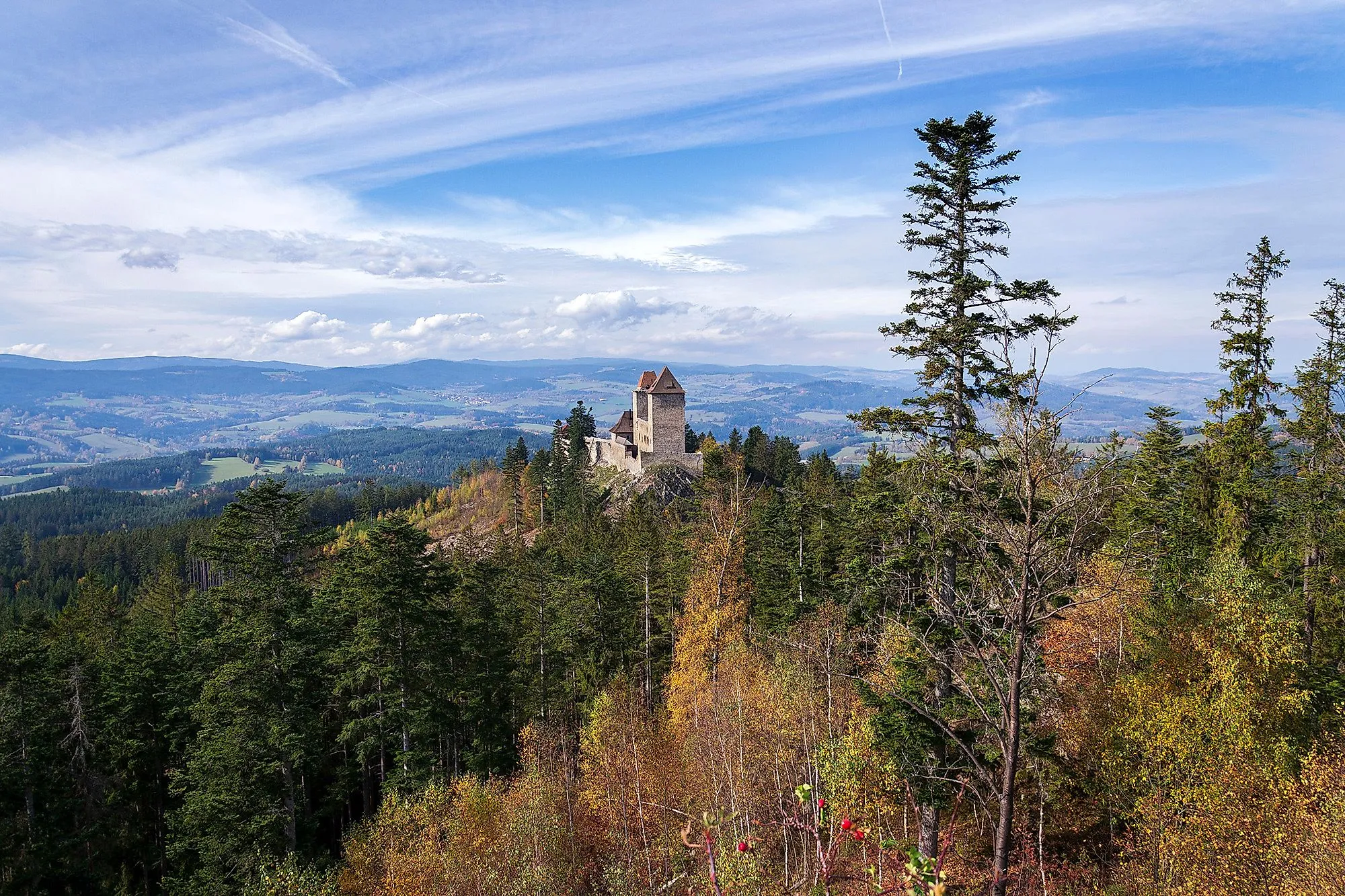 Hrad Kašperk na zalesněném kopci v Národním parku Šumava