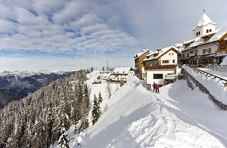 Winterliches Bergdorf Monte Lussari bei Tarvisio mit verschneiten Häusern und Panoramablick