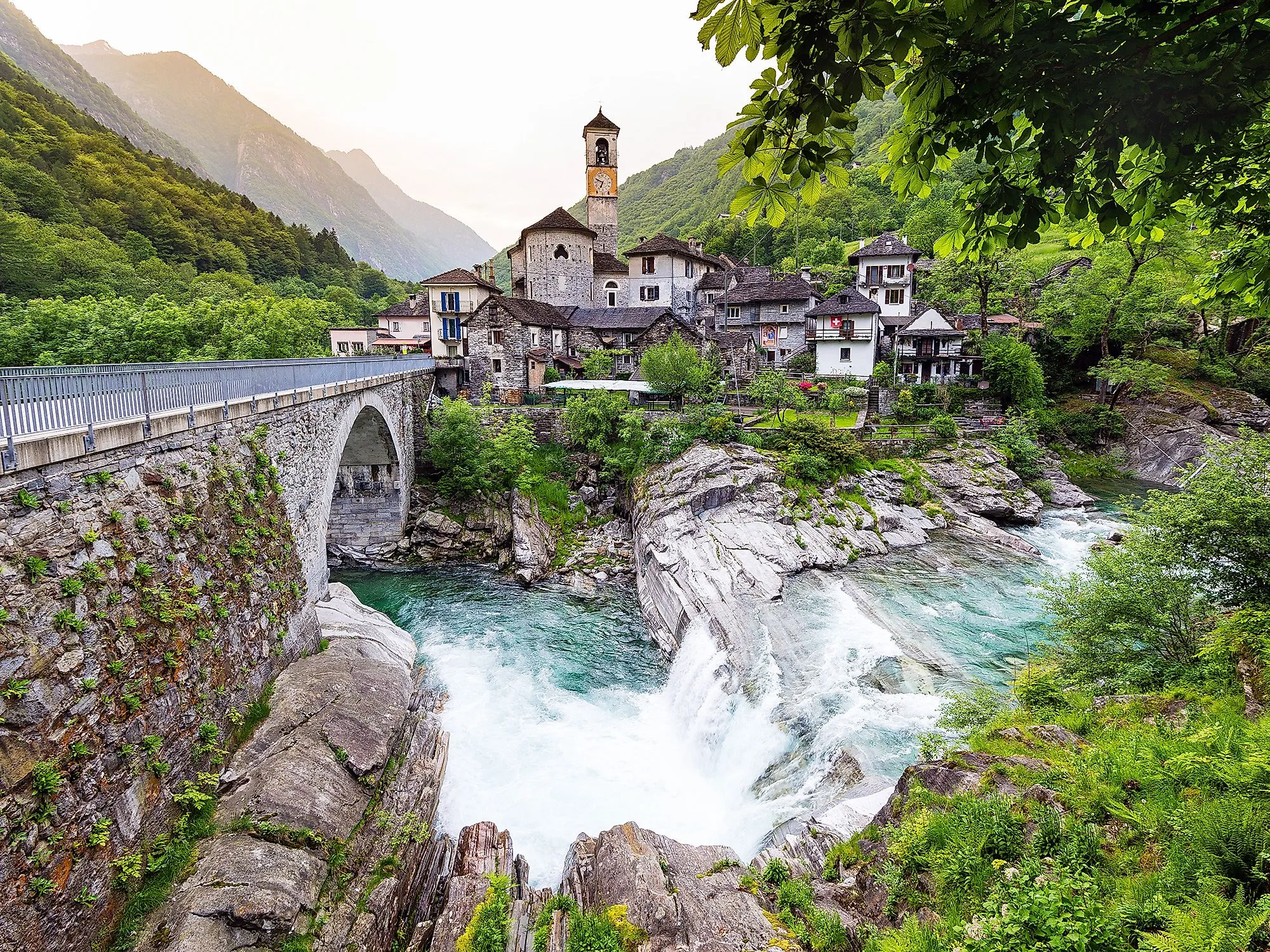 Ponte di pietra e cascate a Lavertezzo, in Valle Verzasca, circondato dalle montagne
