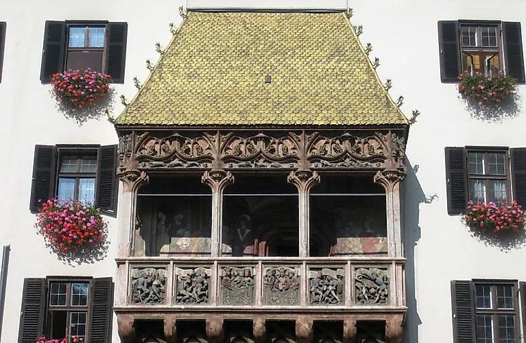 Il Tettuccio d'Oro di Innsbruck con balconi ornati e fiori rossi sulla facciata.