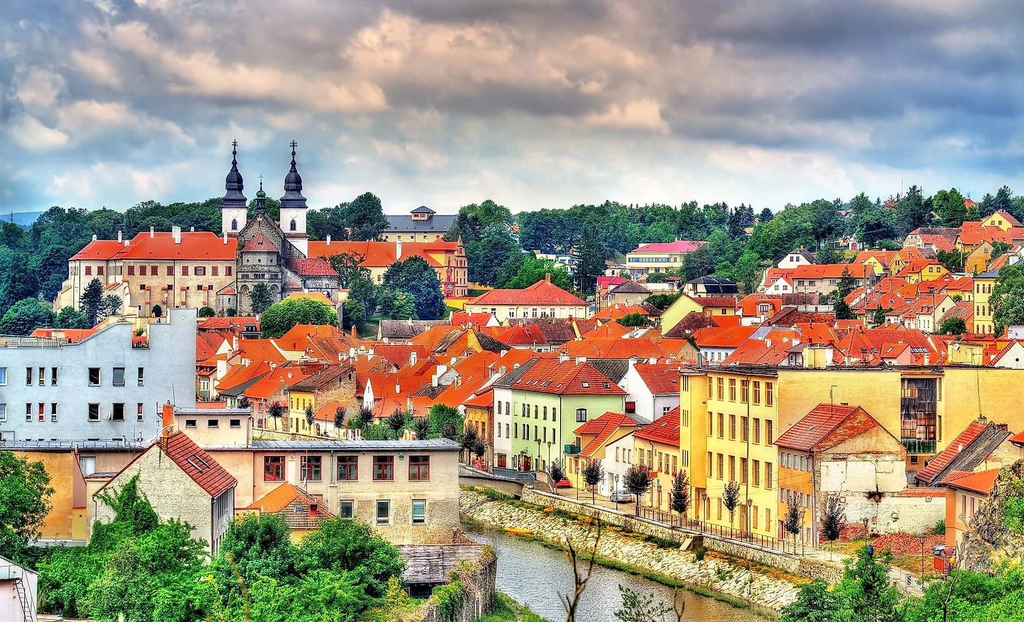 Uitzicht op de oude stad Třebíč met het benedictijnenklooster en kleurrijke huizen