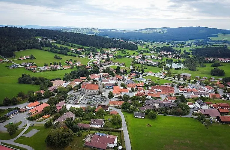 Vista estiva di Neuschönau, nella Foresta Bavarese, con vista sulle colline verdi e sui tetti tradizionali