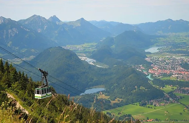 Vue du Tegelberg sur le téléphérique du Tegelberg, Schwangau et les Préalpes