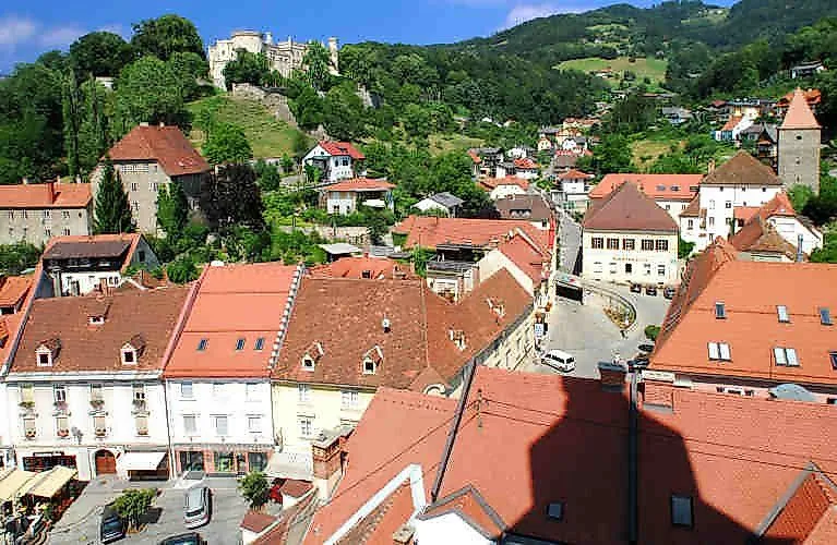 Wolfsberg mit Altstadt und Burg auf dem Hügel in Kärnten