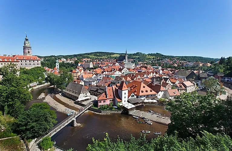 Casco antiguo de Krumlov con el río Moldava y edificios históricos