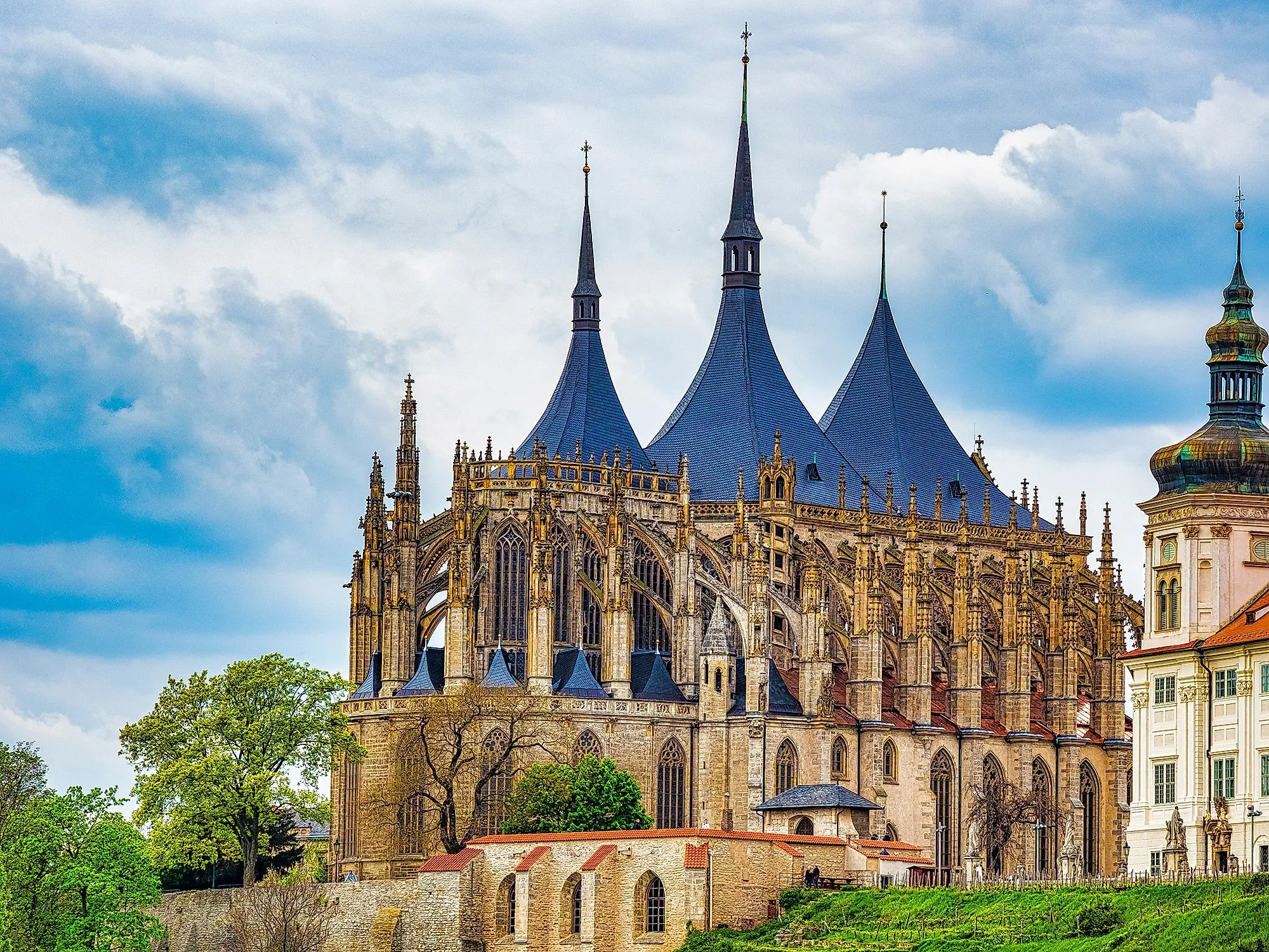 Gotische Kirche St. Barbara in Kutná Hora mit markanten Türmen und kunstvollen Fassaden.