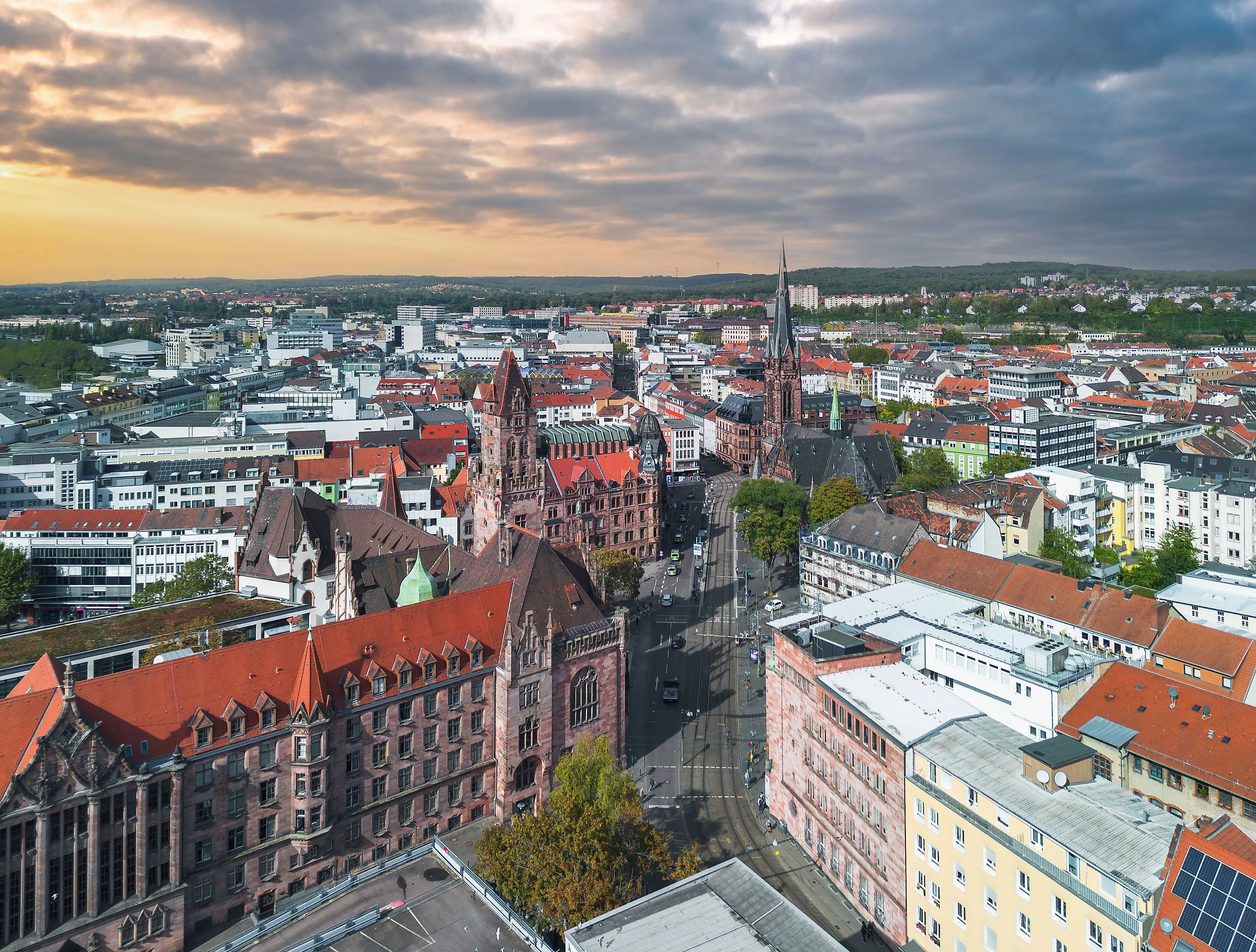 Blick auf Saarbrücken mit Rathaus und Johanneskirche bei bewölktem Abendhimmel