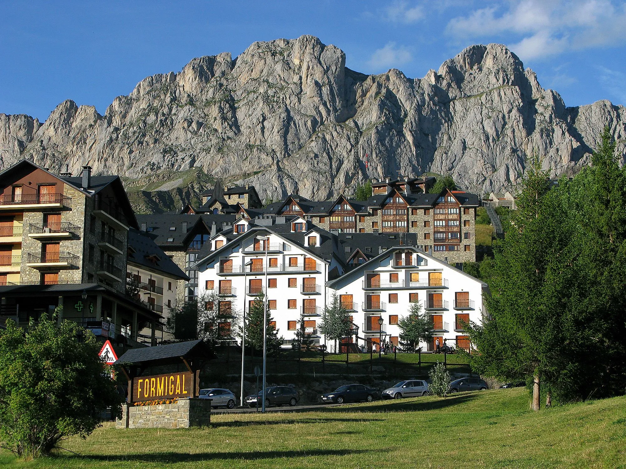 El pueblo de montaña de Formigal, en los Pirineos españoles, con su impresionante telón de fondo rocoso en verano.