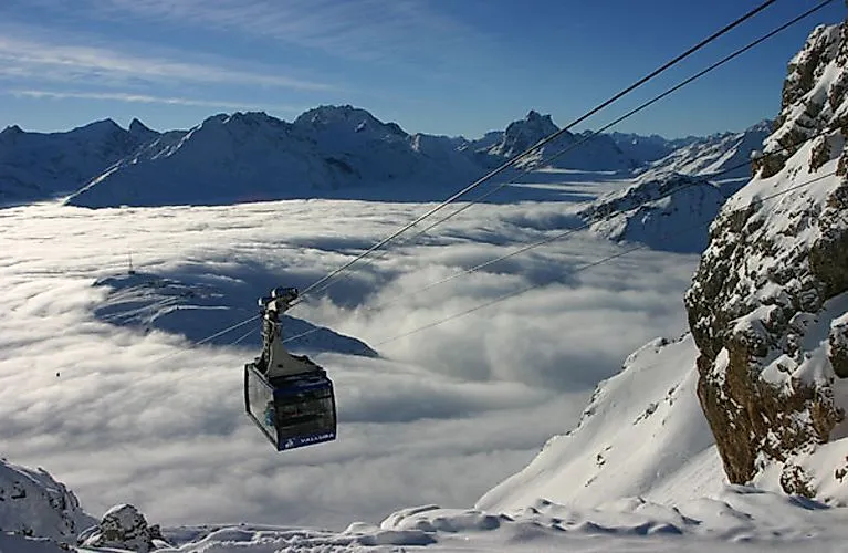 Seilbahn fährt zur Valluga über die Wolken in St. Anton am Arlberg