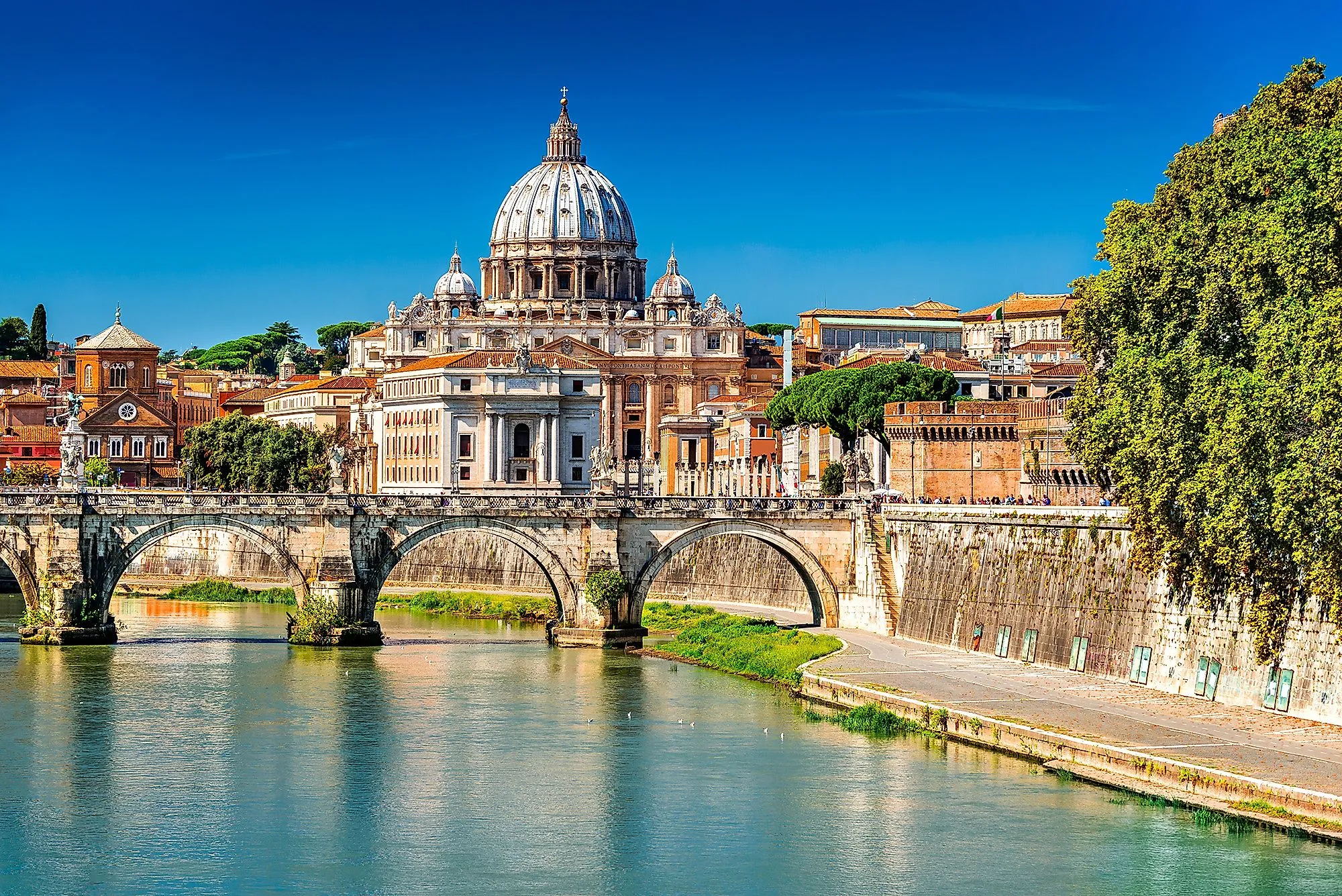 Basílica de San Pedro en el Vaticano con el Puente de los Ángeles sobre el Tíber en Roma