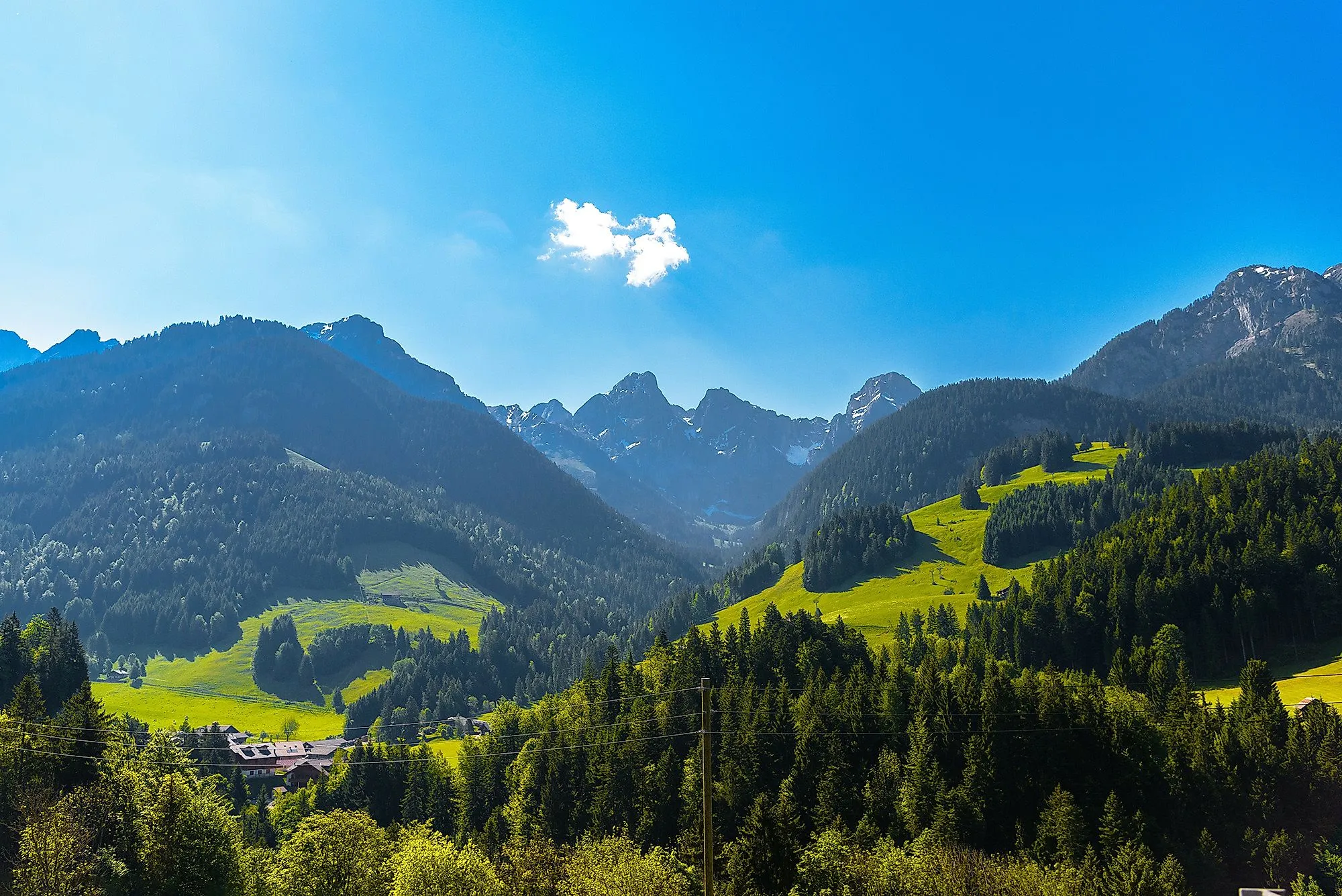 Zelená údolí a hory u Flendruz nedaleko Rougemontu v kantonu Vaud s farmami