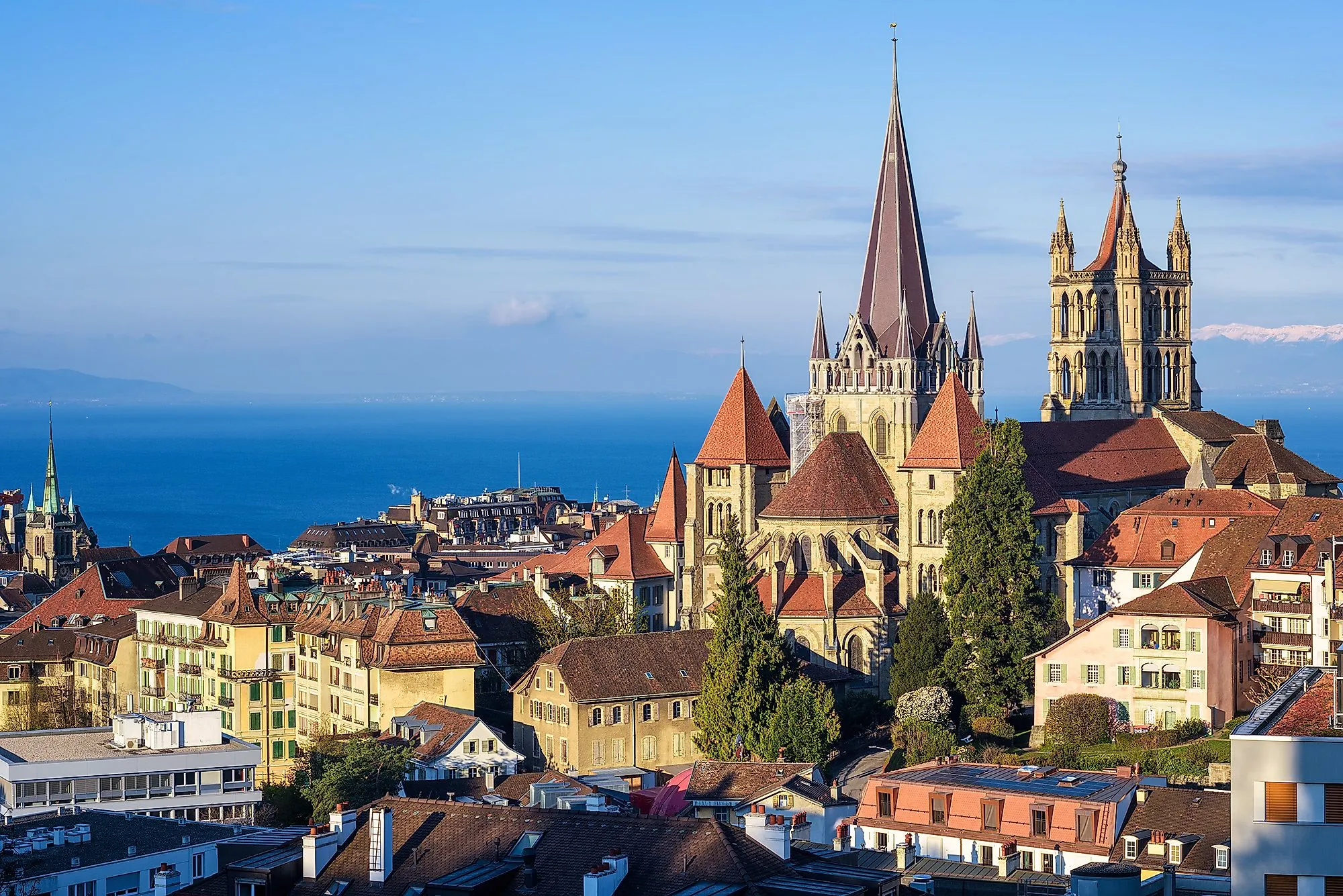 Panorama Lausanne s katedrálou Notre-Dame a Ženevským jezerem v pozadí