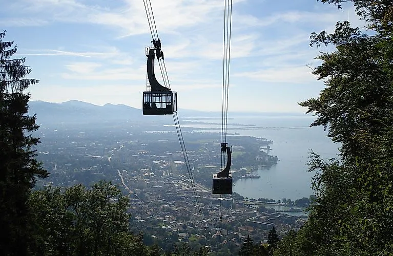 Pfänderbahn mit Blick auf Bregenz und den Bodensee bei Sonnenschein